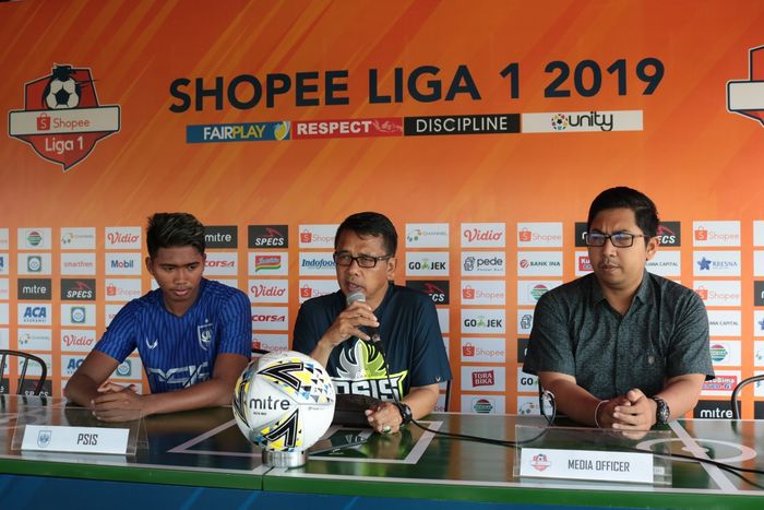 Pelatih PSIS Semarang, Jafri Sastra, beserta pemainnya, M Rio Saputro, memberikan keterangan saat konferensi pers sebelum pertandingan melawan Bali United pada pekan kelima Liga 1 2019.