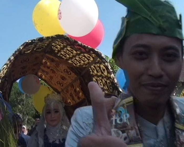 Sepasang pengantin gelar pernikahan unik