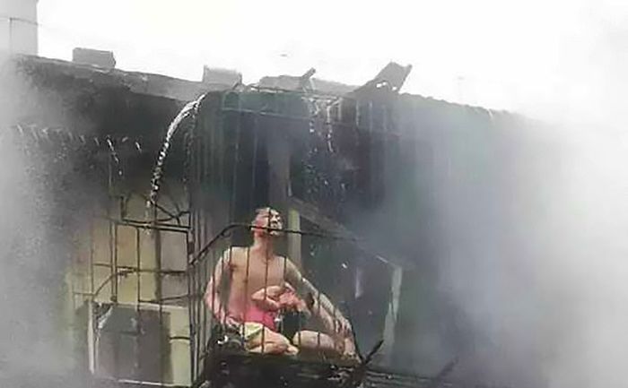Kondisi keluarga yang terjebak di balkon