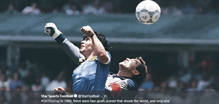 Striker timnas Argentina, Diego Maradona, berduel dengan kiper timnas Inggris, Peter Shilton pada Piala Dunia 1986 di Stadion Azteca, Meksiko.