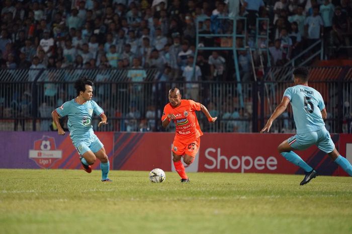 Pemain Persija, Riko Simanjuntak (tengah), diadang dua pemain Persela Lamongan pada partai pekan kelima Liga 1 2019 di Stadion Surajaya, Lamongan, Sabtu (22/6/2019).