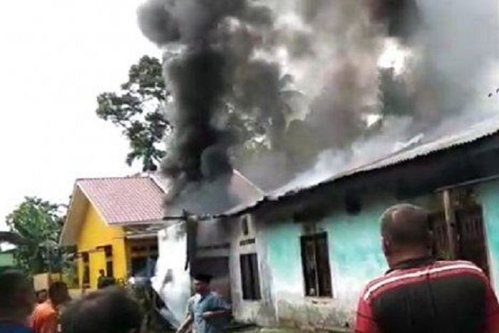 Kisah Sofyan yang nekat menerobos pabrik korek api yang terbakar untuk selamatkan istri dan anaknya