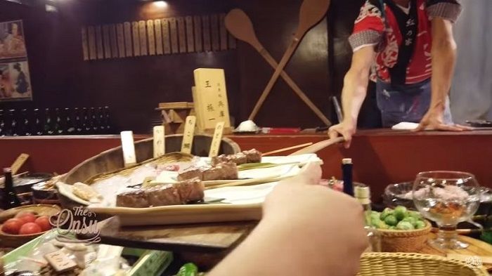 Pesanan Ruben Onsu diantar dengan menggunakan alat seperti dayung