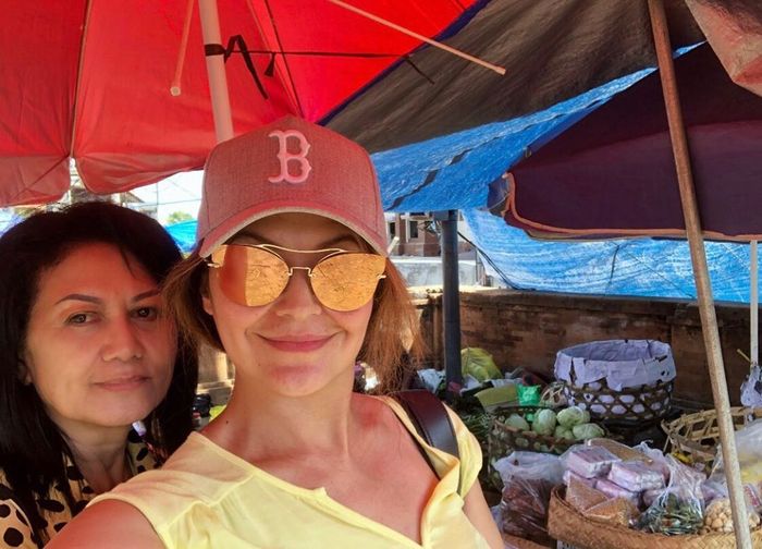 Tamara bersama ibunda jalan-jalan ke pasar