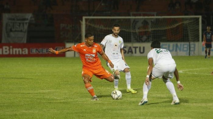 Pemain Persebaya Hansamu Yama Pranata mengadang pemain Borneo FC, Terens Puhiri pada pertandingan Liga 1 di Stadion Segiri Samarinda, Kalimantan Timur, Minggu ( 23/6/2019). 