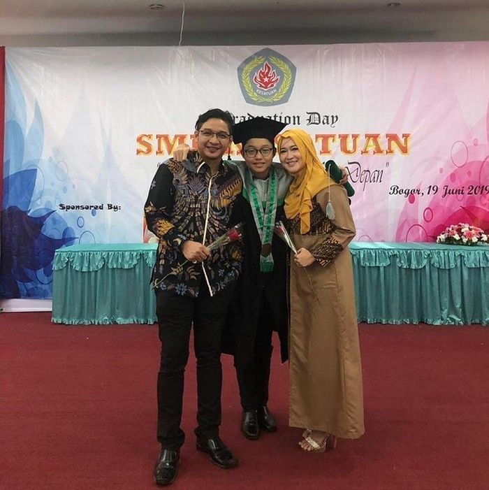 Potret kelulusan Kiesha Alvaro yang dihadiri kedua orang tuanya, Pasha Ungu dan Okie Agustina.
 