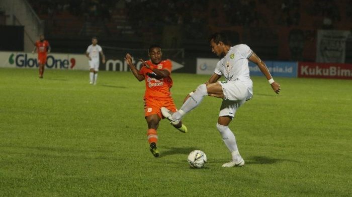Pemain Borneo FC, Renan Da Silva mengontrol bola diadang pemain Persebaya pada pertandingan Liga 1 di Stadion Segiri Samarinda, Minggu (23/6/2019). 