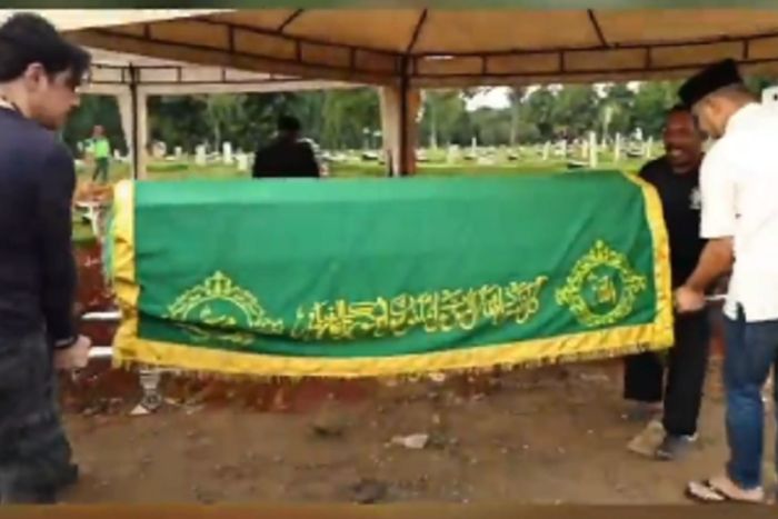 Wafat 6 Tahun Silam, Annisa Trihapsari Takjub Jasad Ayah Mertua Utuh saat Makamnya Dipindahkan: Allahu Akbar!