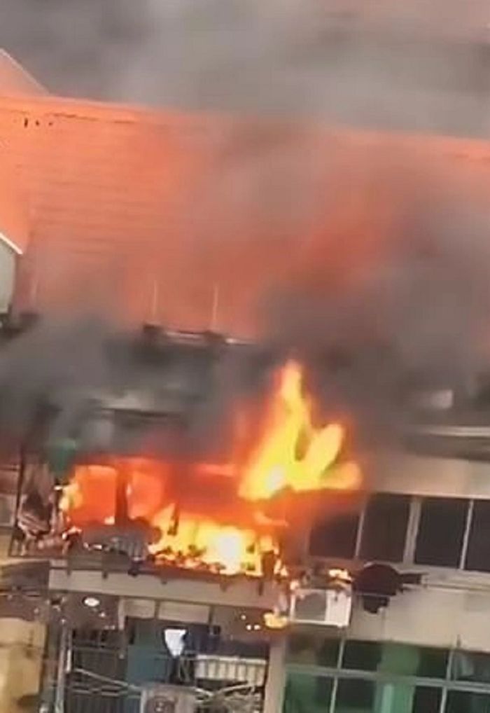 Kebakaran terjadi dan menghanguskan rumah