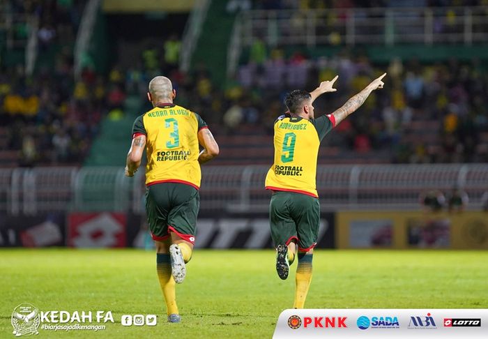 Selebrasi dari Fernando Rodriguez (9) bersama Renan Alves seusai mencetak gol ke gawang Felda United pada semifinal pertama Piala FA Malaysia 2019 di Stadion Darul Aman, Alor Setar, 22 Juni 2019.