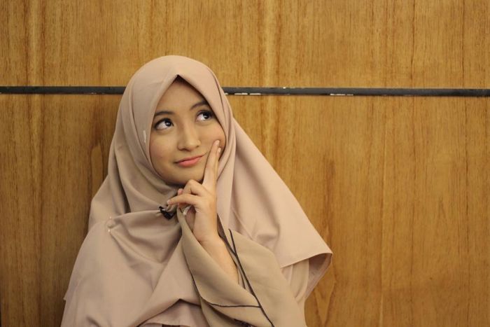 Warna hijab yang cocok untuk kulit sawo matang agar terlihat putih