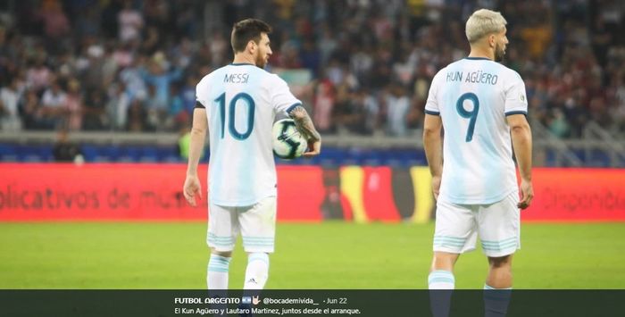 Lionel Messi membawa bola usai Sergio Aguero mencetak gol kedua timnas Argentina dalam kemenangan 2-0 atas Qatar pada penyisihan Grup B Copa America 2019.