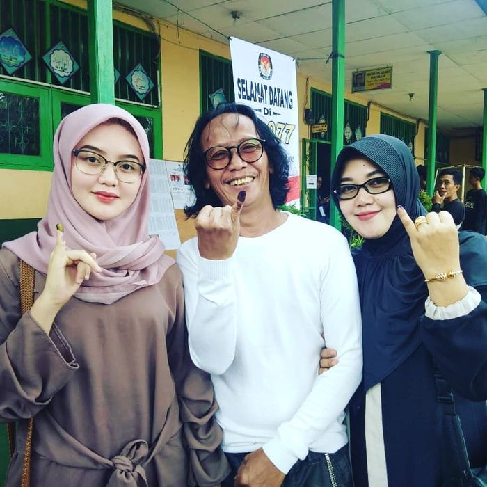 Kebersamaan Tia Septiana bareng sang Ayah, Mandra dan sang Ibu