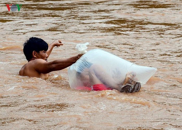 Mereka disebrangkan di sungai beraliran deras