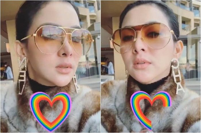 Syahrini memakai anting mewah alfabet seharga belasan juta Rupiah