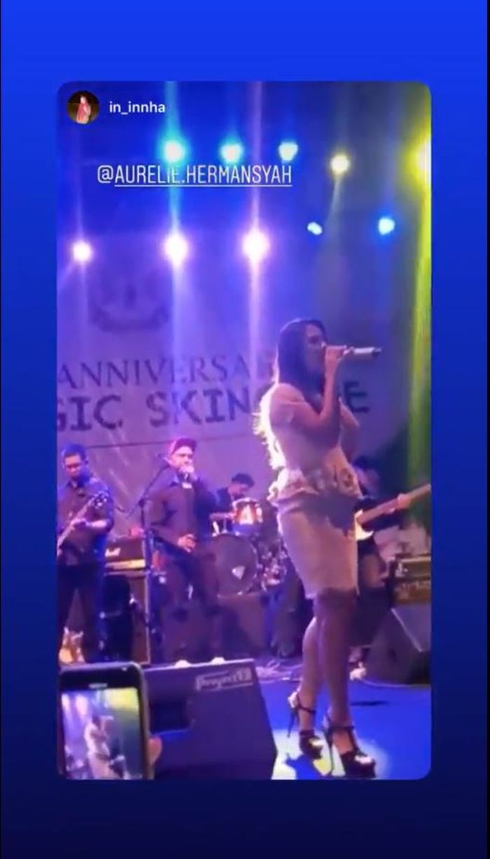 Aurel Hermansyah saat manggung di <a href='https://lampung.tribunnews.com/tag/makassar' title='Makassar'>Makassar</a> bawakan lagu Dewa 19 - Kangen
