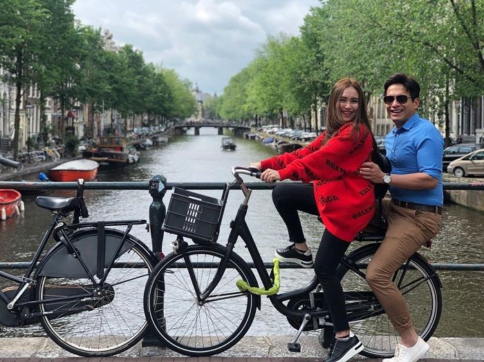 Potret kedekatan Ayu Ting Ting dan Dedi Mulya di Instagram sang pedangdut.