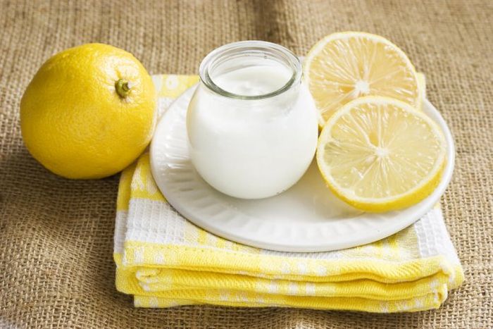 Cara mencerahkan bibir hitam menggunakan campuran yoghurt dan lemon