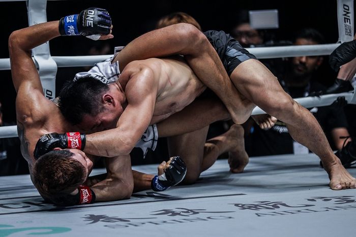 Atlet ONE Championship asal Indonesia, Victorio Senduk (kanan), melawan petarung dari Myanmar, Phoe Thaw, dalam ajang ONE: Legendary Quest di Shanghai, China pada 15 Juni 2019.