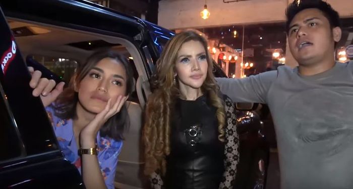 Barbie Kumalasari saat menjelaskan 'Pabrik Uang' miliknya kepada Jessica Iskandar.