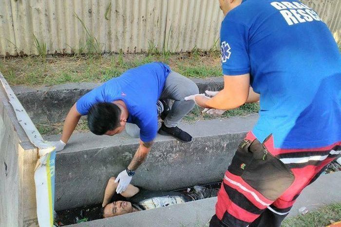 Pria yang mabuk segera ditolong.
