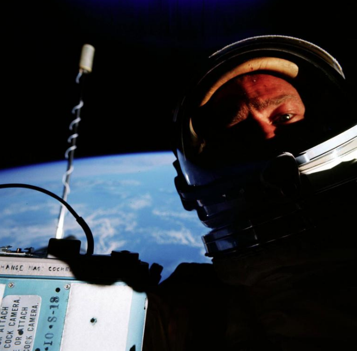 Buzz Aldrin yang mengklaim dirinya sebagai orang pertama yang melakukan selfie di luar angkasa.