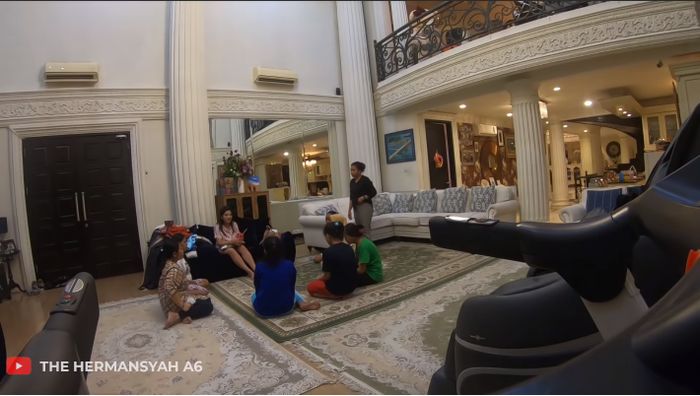 ART dan Ashanty bicara bersama di ruang tengah