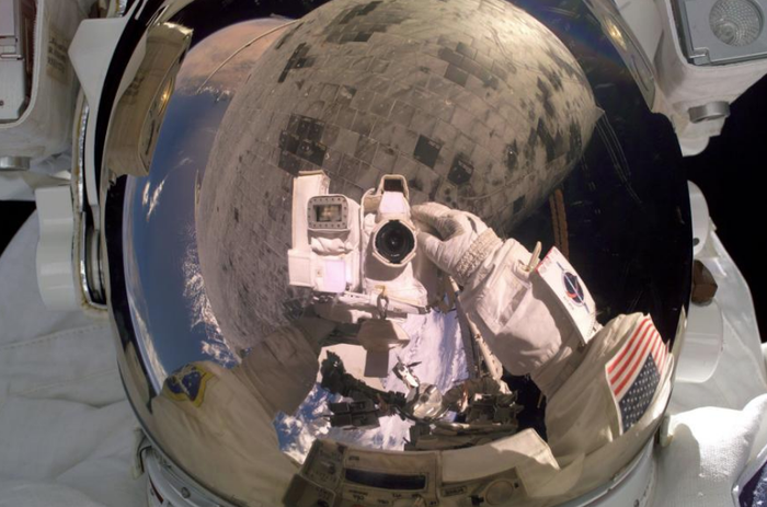 Astronaut Steve Robinson mengarahkan kamera khusus luar angkasa pada dirinya pada 2008.