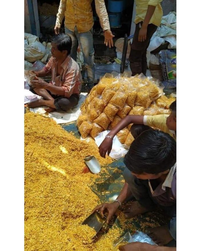 VIRAL Proses Pengemasan Snack Dilakukan di Lantai dan Terinjak Kaki Pekerja, Masih Mau Makan? - Serambi Indonesia