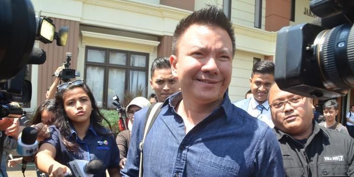 Suami penyanyi rap Denada, fotografer Jerry Aurum diabadikan usai menjalani sidang perceraian dengan agenda pembacaan gugatan cerai, di Pengadilan Agama Jakarta Selatan, Senin (3/8/2015).
