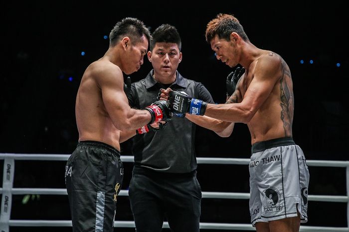 Atlet ONE Championship asal Indonesia, Victorio Senduk (kiri), melawan petarung dari Myanmar, Phoe Thaw, dalam ajang ONE: Legendary Quest di Shanghai, China pada 15 Juni 2019.