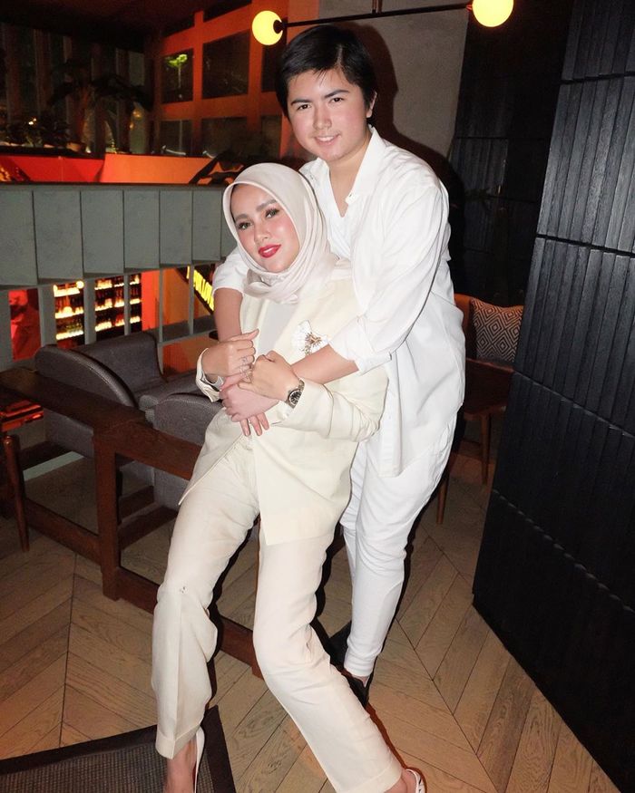 Bak Kakak Adik, Olla Ramlan Tampil Anggun Saat Foto dengan Anak Laki-Lakinya