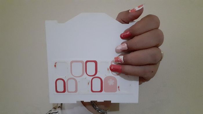 Cetak kuku dilakukan melalui tray mutiguna dan menggunakan kertas khusus printable nail stickers yang dijual secara terpisah.