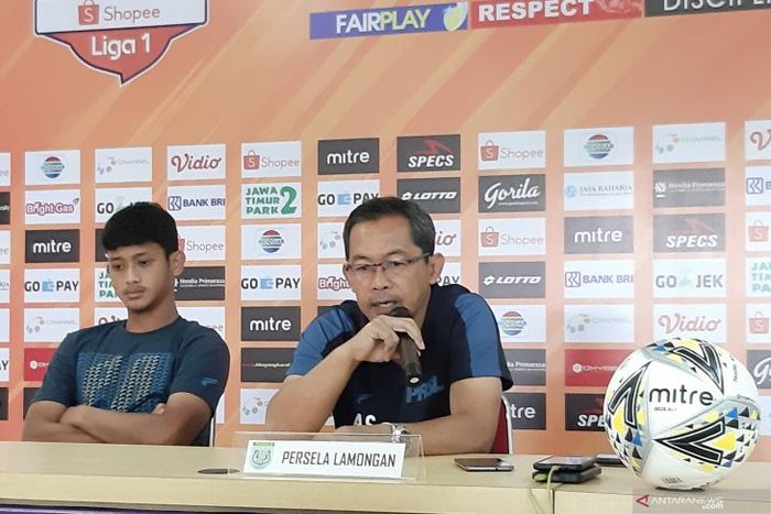 Pelatih Persela Lamongan, Aji Santoso (kanan), dan pemain Persela, Ahmad Baasith, memberikan keterangan kepada media sebelum laga kontra Bhayangkara FC dalam lanjutan Liga 1 2019 di Stadion Patriot Candrabhaga, Bekasi, pada 25 Juni 2019.
