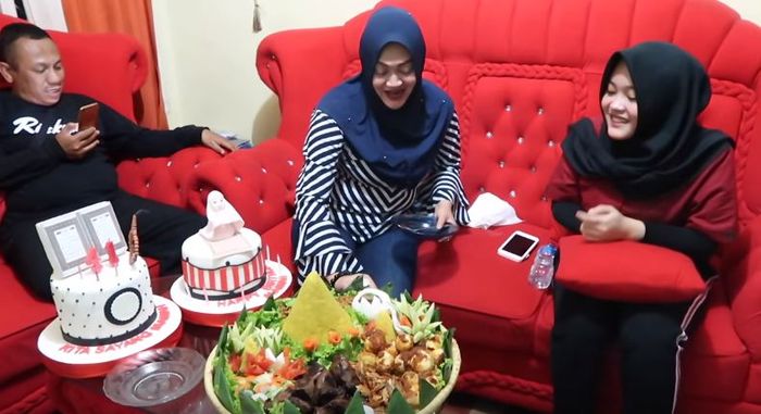 Ruang tamu rumah Lina yang tidak terlalu besar