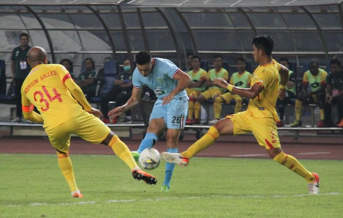 Penyerang Persela, Rafael Gomes di antara dua bek Bhayangkara FC, Anderson Salles dan Jajang Mulyana pada laga lanjutan Liga 1 2019 di Stadion Patriot, Kota Bekasi, 26 Juni 2019.