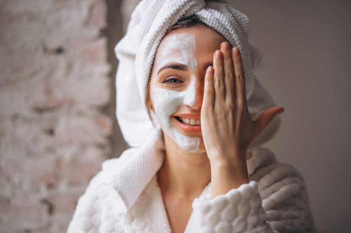 Ilustrasi wanita dengan masker