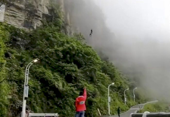 Wan Tiandi melakukan bungee jumping setiap waktu makan siang