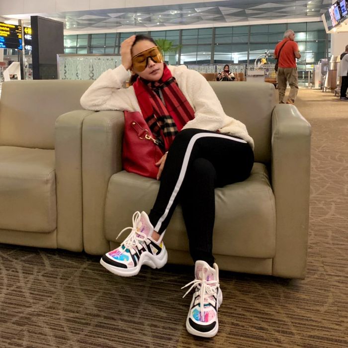 Gaya modis Inul Daratista saat di bandara