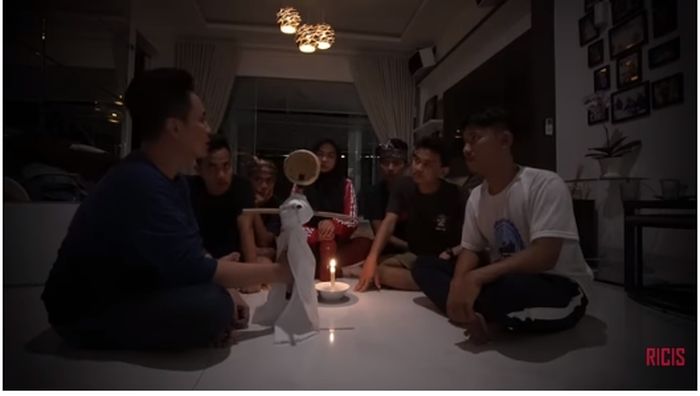 Ria Ricis didampingi Denny Darko bermain jelangkung di rumahnya