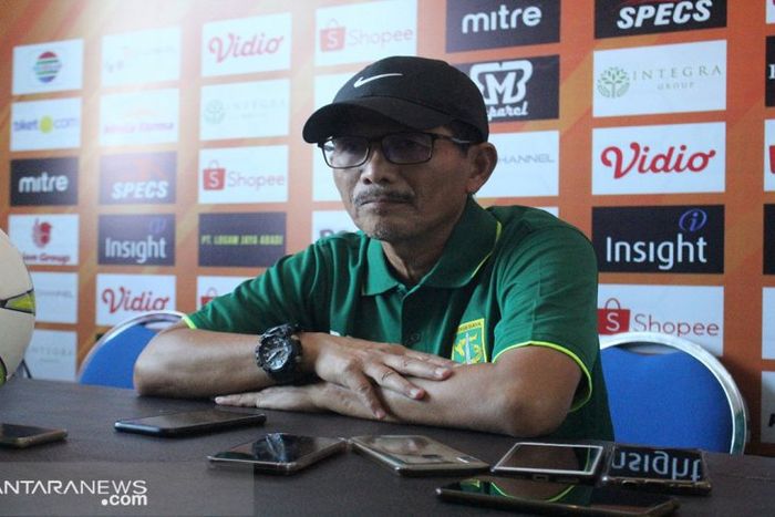Pelatih Persebaya Surabaya, Djadjang Nurdjaman alias Djanur, memberikan keterangan saat konferensi pers sebelum pertandingan melawan Madura United pada leh kedua perempat final Piala Indonesia 2018.