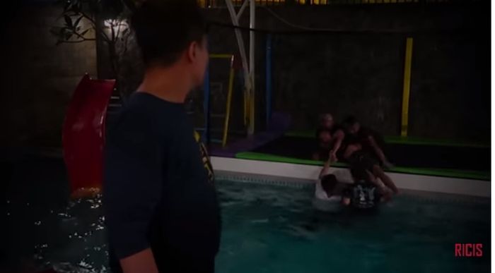 Tim Ricis yang dihantui habis-habisan hingga hampir menenggelamkan dirinya