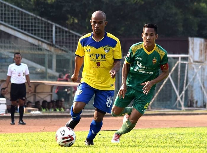 Pemain Cilegon United, Rinto Ali menguasai bola dan diawasi bek Sriwijaya FC, Ambrizal pada laga pekan kedua Liga 2 2019 di Stadion Krakatau Steel, 27 Juni 2019. 