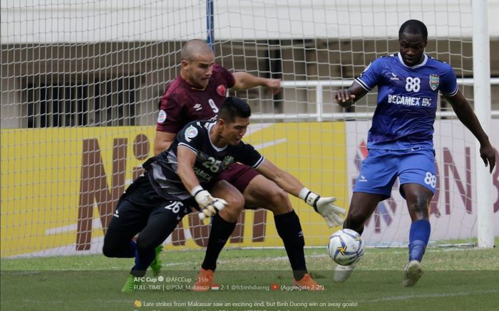 Bomber PSM Makassar, Eero Markkanen, mencoba mencuri bola dari kiper Becamex Binh Duong dalam partai Piala AFC 2019.