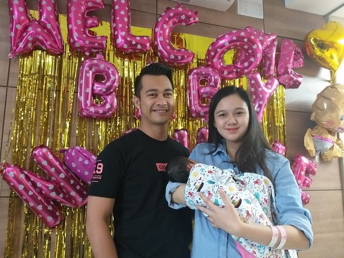 Eza Gionino dan istrinya, Meiza Aulia Chorita, saat ditemui Grid.ID di kawasan Rumah Sakit Mitra Keluarga, Cibubur, Jawa Barat, Kamis (27/6/2019).