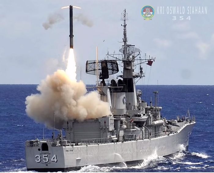 KRI Oswald Siahaan saat luncurkan rudal anti kapal permukaan P-800 Oniks aka Yakhont