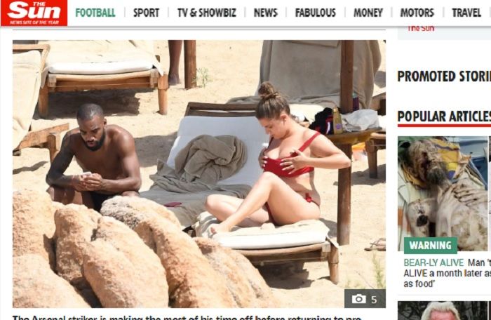 Penyerang Arsenal, Alexandre Lacazette saat liburan di Sardinia, Italia bersama wanita seksi misterius.