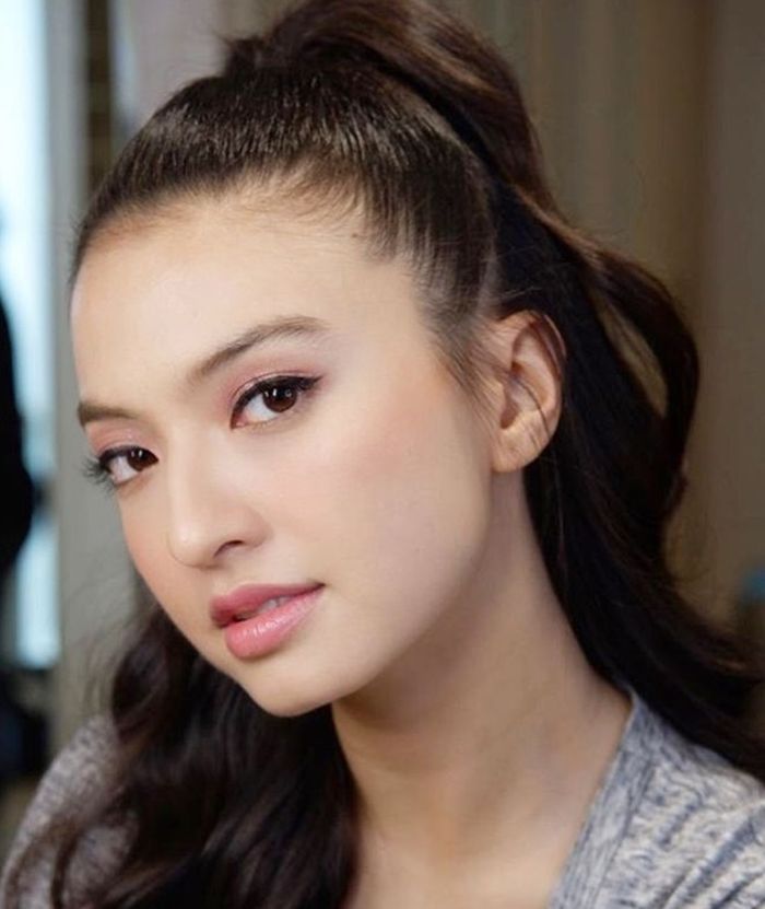 Makeup pinkish ala Raline Shah, cantik banget!