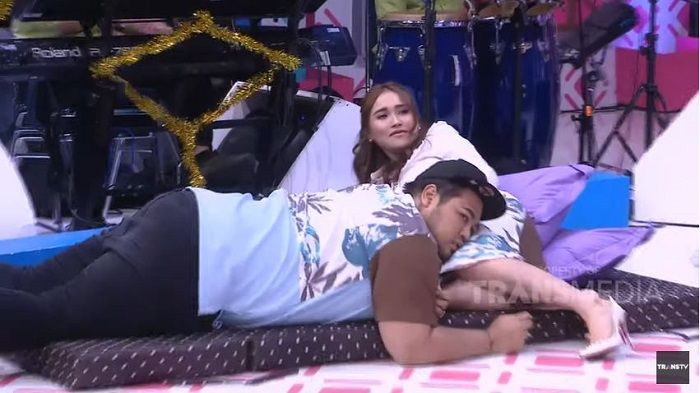 Ivan Gunawan dipangku Ayu Ting Ting