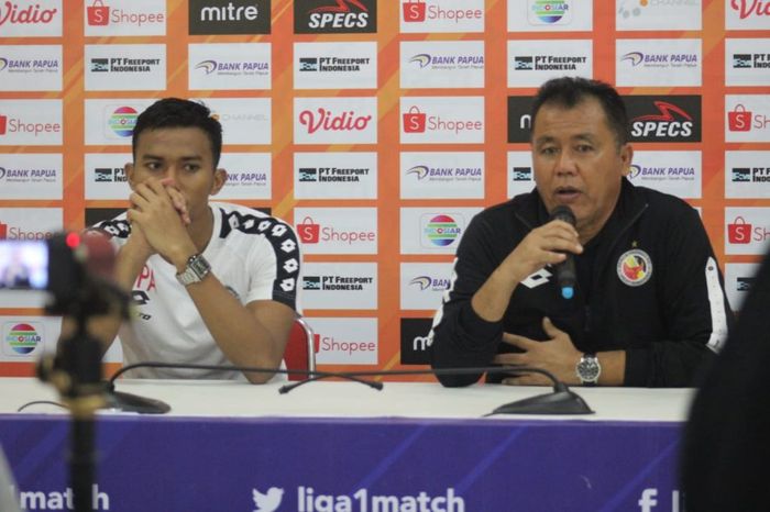 Pelatih Semen Padang, Syafrianto Rusli, dan pemainnya, Teja Paku Alam, memberikan keterangan saat konferensi pers setelah pertandingan melawan Persipura Jayapura pada pekan keenam Liga 1 2019.